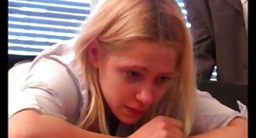 sex phía sau Cô gái trong xà cạp masturbates và hút vòi nước xxx hàn quốc lớn.