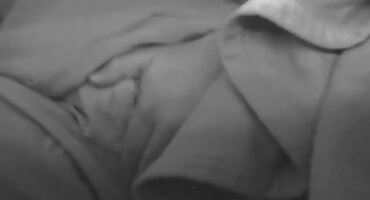 sex hihi.com Cô vuốt ve phim sex mới không che mình trong đồ lót ren.